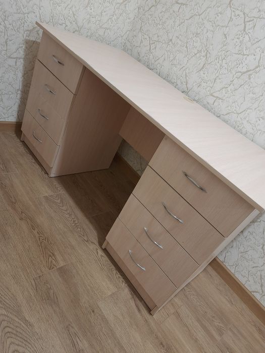 Стол письменный ,компьютерный  бежевый  !