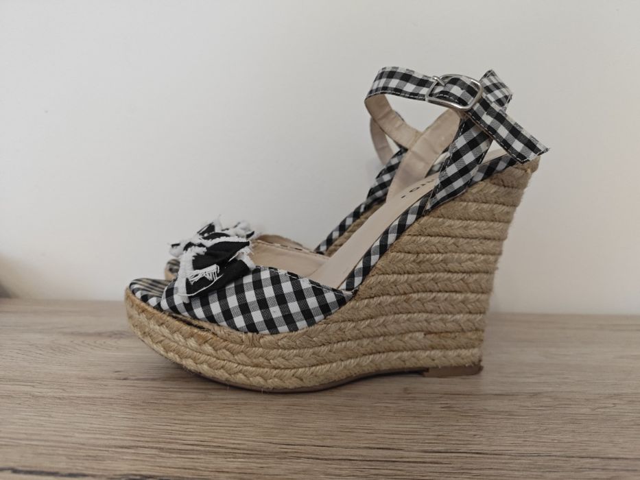 Sandały na koturnie 37