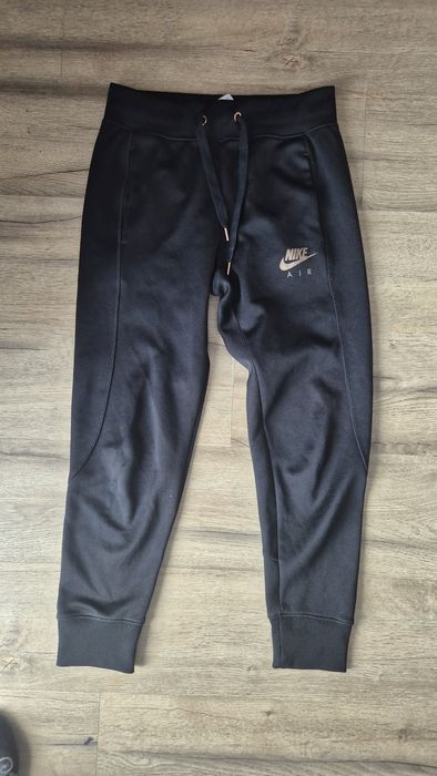 Nike czarne joggery S, zlote logo
Na niższą osobę