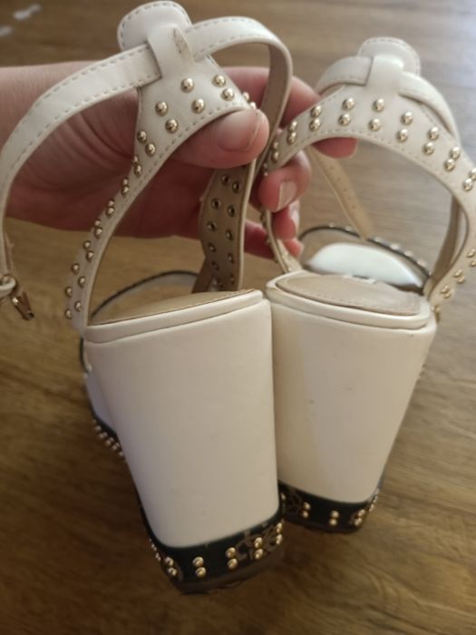 Sandálias cunha Guess