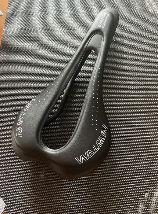 Siodełko karbonowe 125 g.