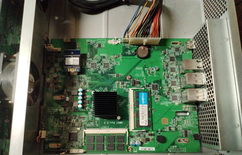 NAS QNAP TS-853U-RP de 8 baías SATA 3.5"