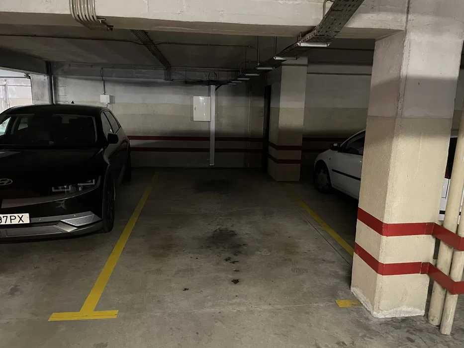 Lugar Garagem + Arrumo na Av. República - Gaia