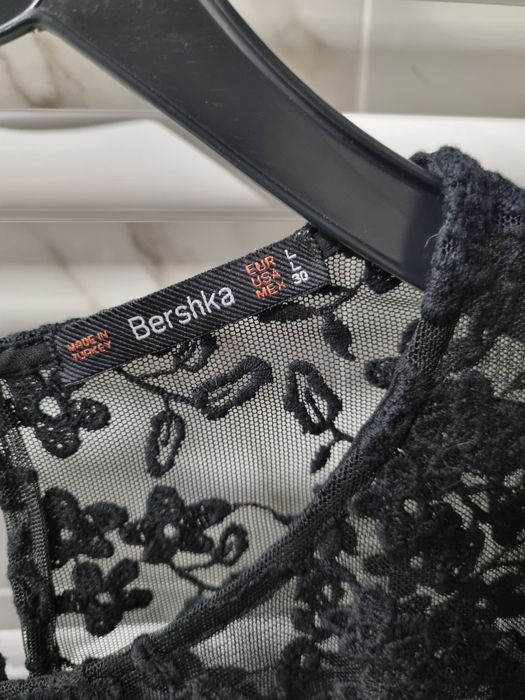 Blusa preta, rendada