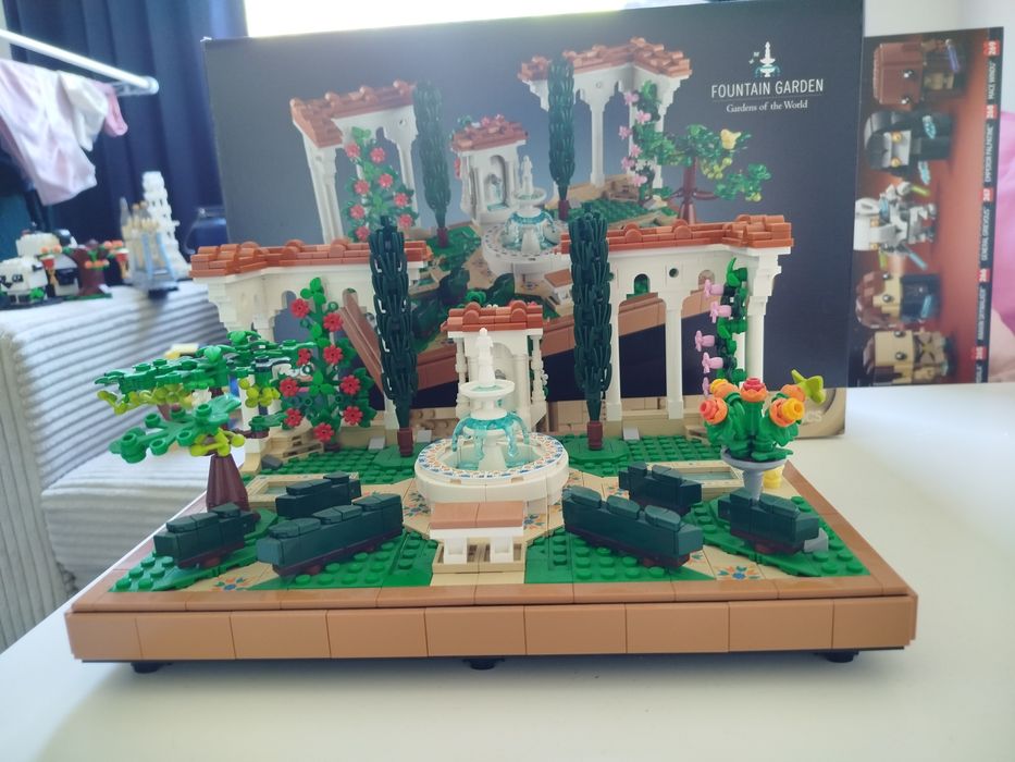LEGO icons fontanna w ogrodzie