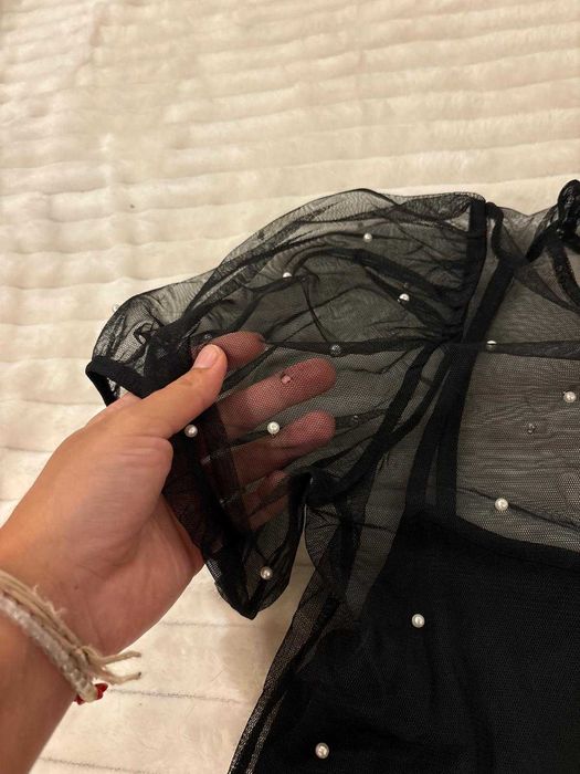 Vestido preto com pérolas