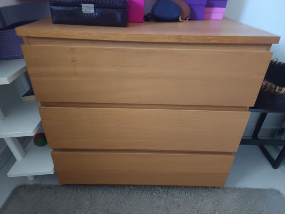 Cómoda IKEA castenho