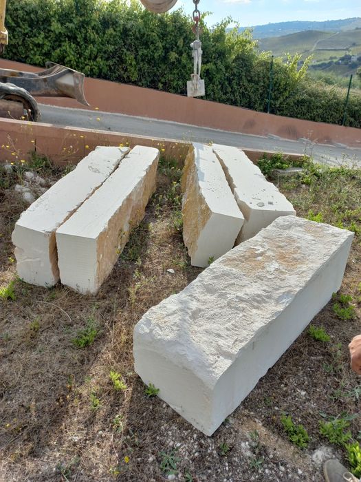 Calcadas e muro pedra