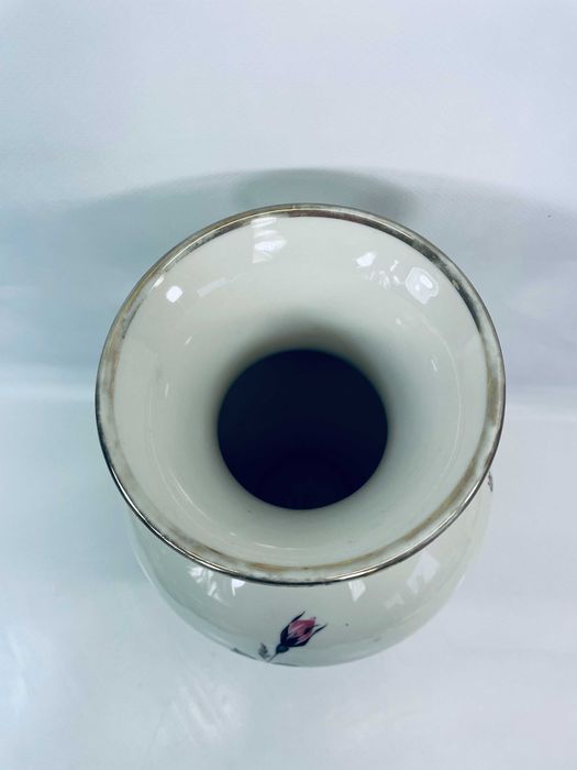 Duży wazon porcelanowy z rózami
