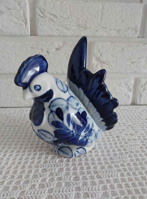 Ceramiczna figurka ręcznie malowana.