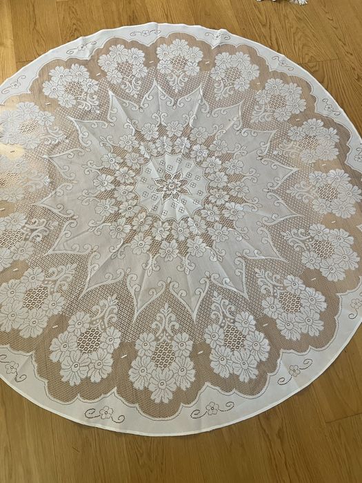 Скатерти разные  и салфетки.