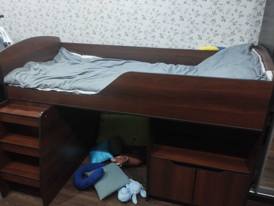 Двох'ярусне ліжко з механізмом викочування столом