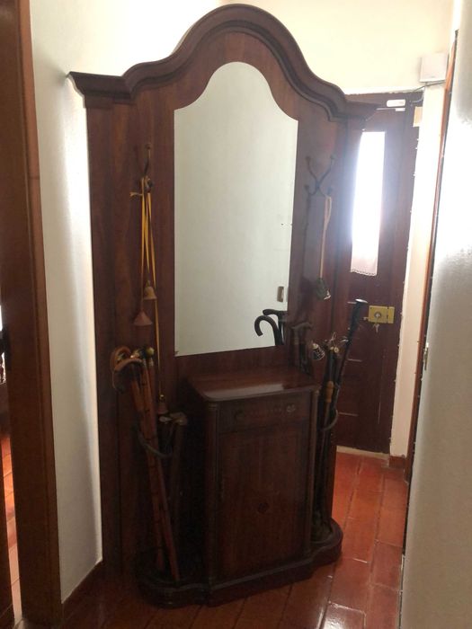 Bengaleiro em madeira com espelho