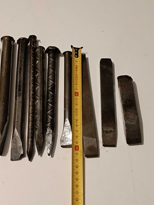 Martelo e 9 Ponteiras Metálicas