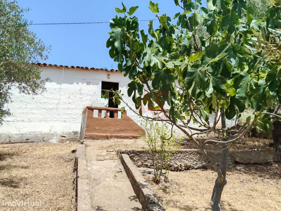 Moradia T1 Térrea para Restaurar em Santo Aleixo da Restauração – Mour