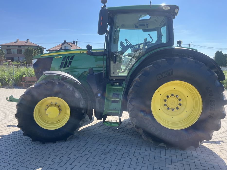 John deere 6215r.