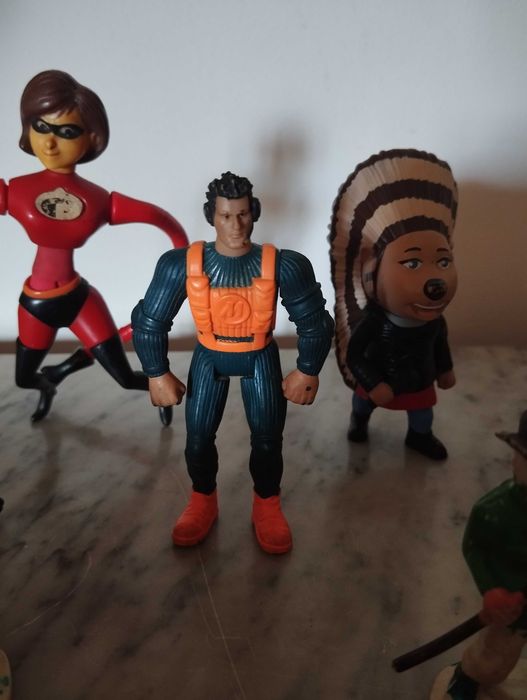 Lote de figuras colecionáveis.