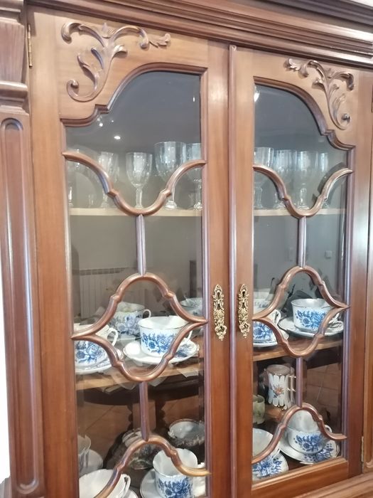Móvel aparador e cristaleira de sala estilo antigo em madeira maciça