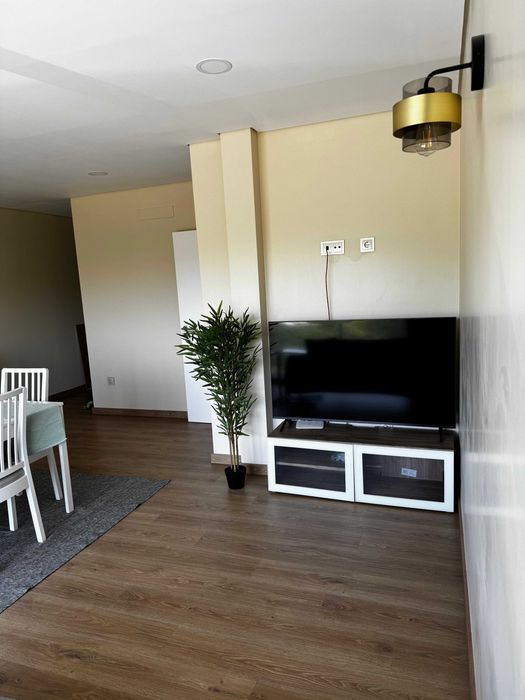 Quarto c/ Cama de Casal e Varanda em T3 a Estrear – Loures (Bairro da Vitória) - Perto Hospital Beatriz Ângelo