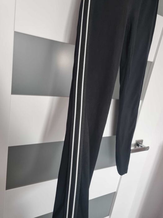 Czarne legginsy z lampasami