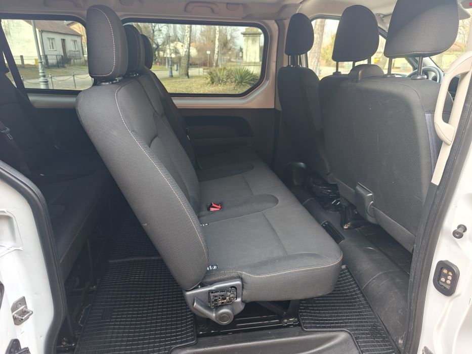 Wynajem busa 9 osobowego Renault Trafic