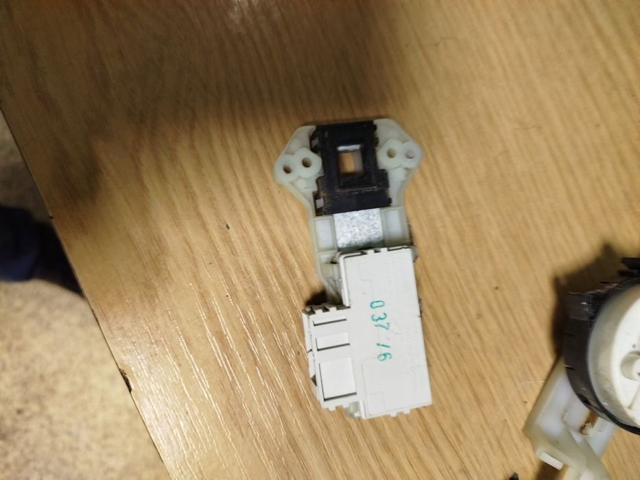 Замок люка на стиральную машинку Ariston Оригинал.