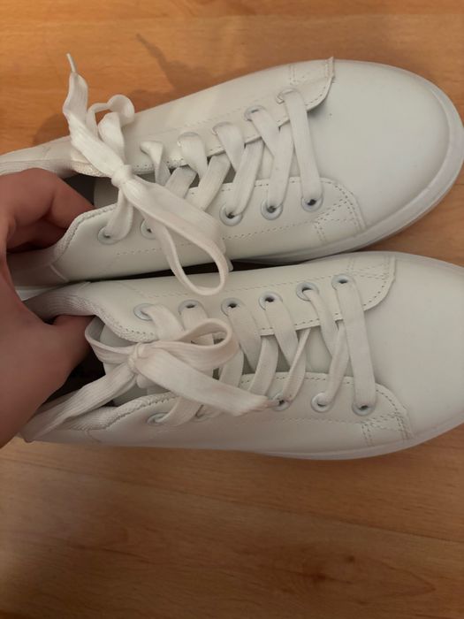 Białe buty damskie adidasy