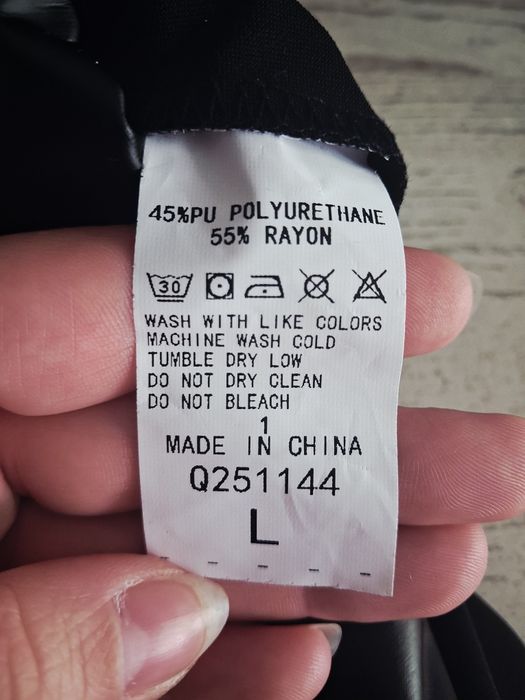 Mini czarna spódniczka z koronką