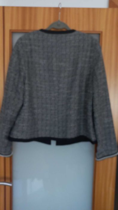 Casaco de senhora,  Anne Weyburn