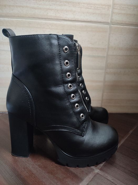 Czarne botki na obcasie