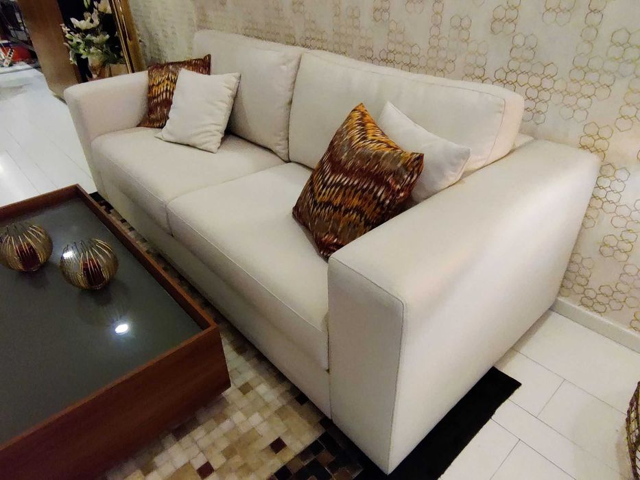 Sofá em tecido branco