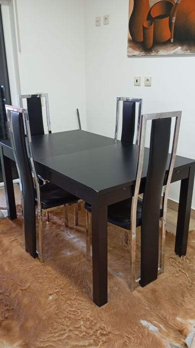 Mesa de cozinha preta IKEA com 4 cadeiras.