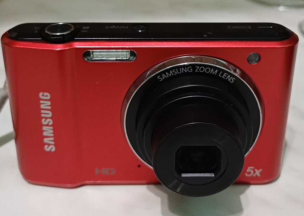 Цифровой компактный фотоаппарат Samsung ES90 красного цвета.