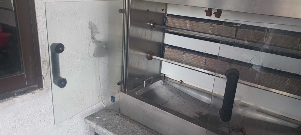 Máquina de Assar Frango no Espeto