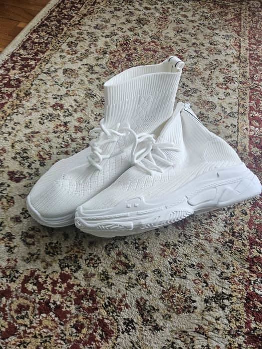 Buty białe skarpety