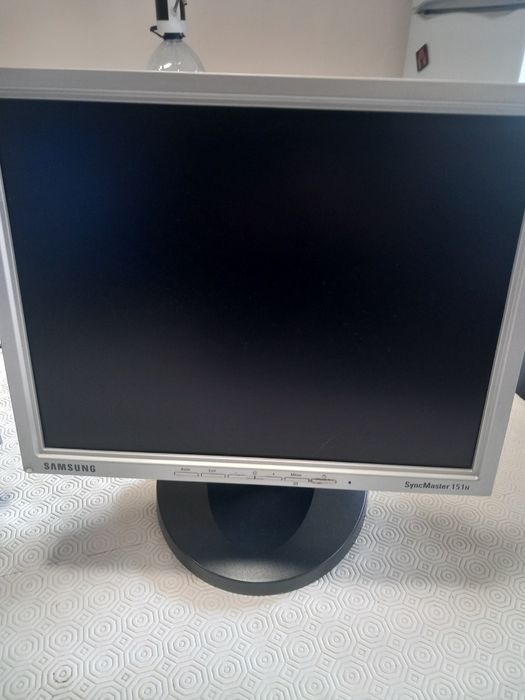 Dois monitores a funcionar o preto têm uns riscos no ecrã mas não impede nada na visualização do mesmo um Acer e outro Samsung