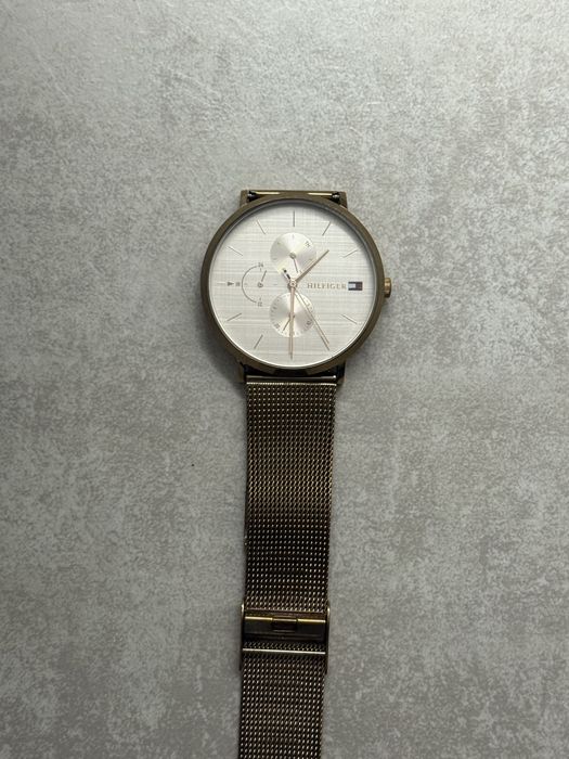 Часы Tommy Hilfiger.