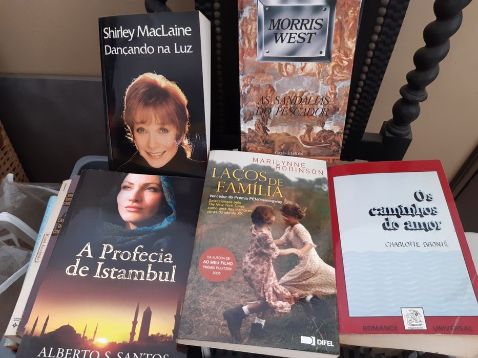 Livros variados em bom estado