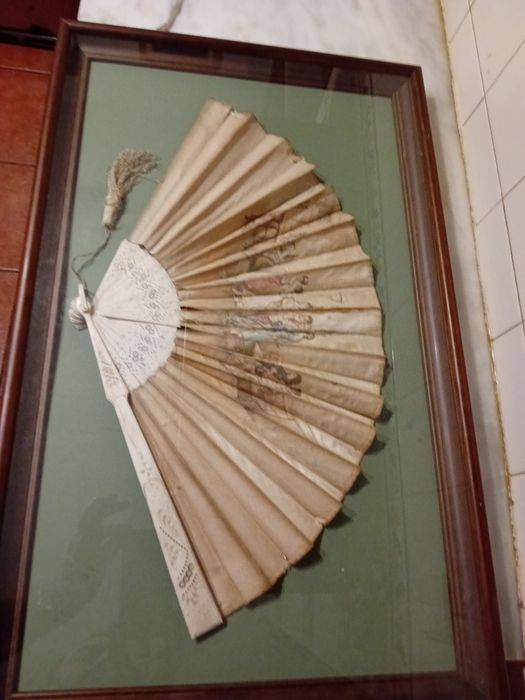 Leque Antigo Emoldurado em Quadro