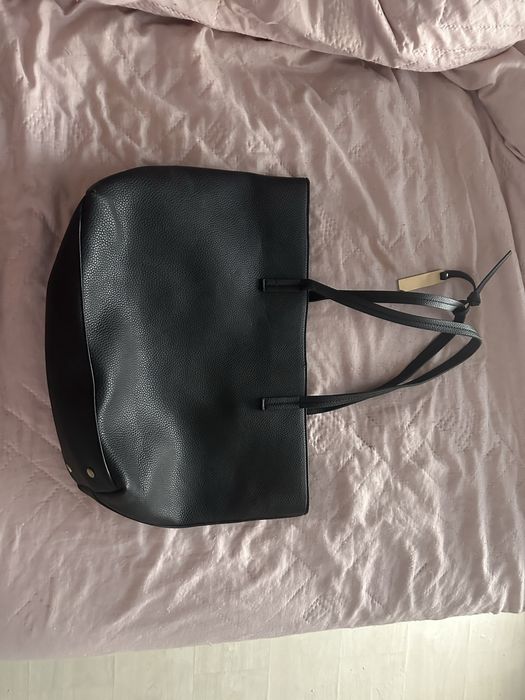 Bolsa preta espaçosa