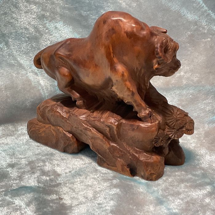 Escultura  búfalo madeira exótica