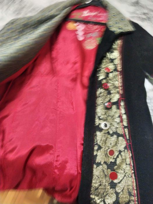 Casaco comprido desigual.