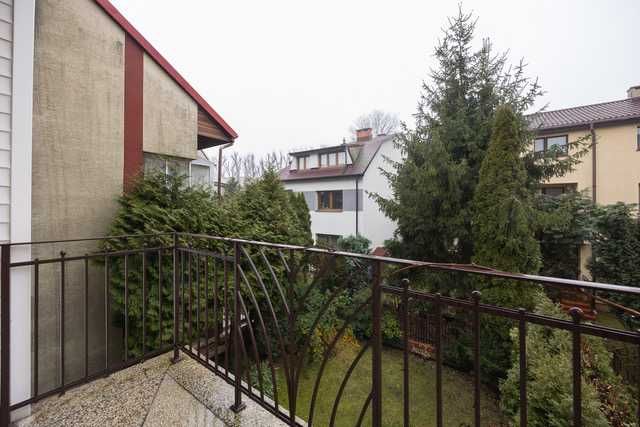 Bezpośredni najem - 2 pokoje w domu obok metra (3 min. piechotą).