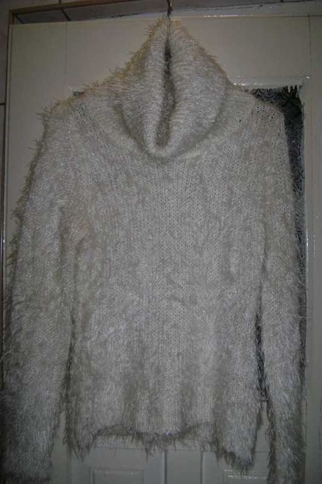 Kremowy golf sweter puchaty M 38