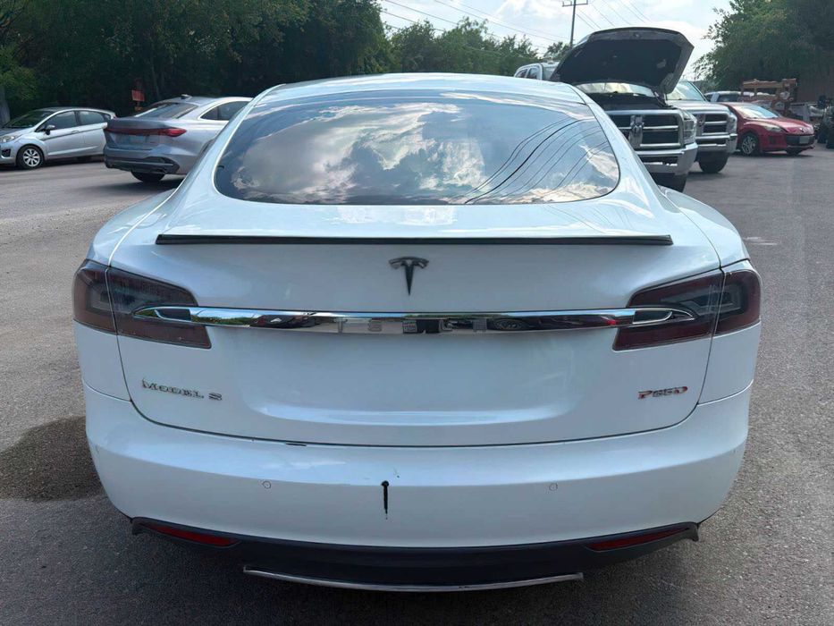 Tesla Model S P85D      2015
