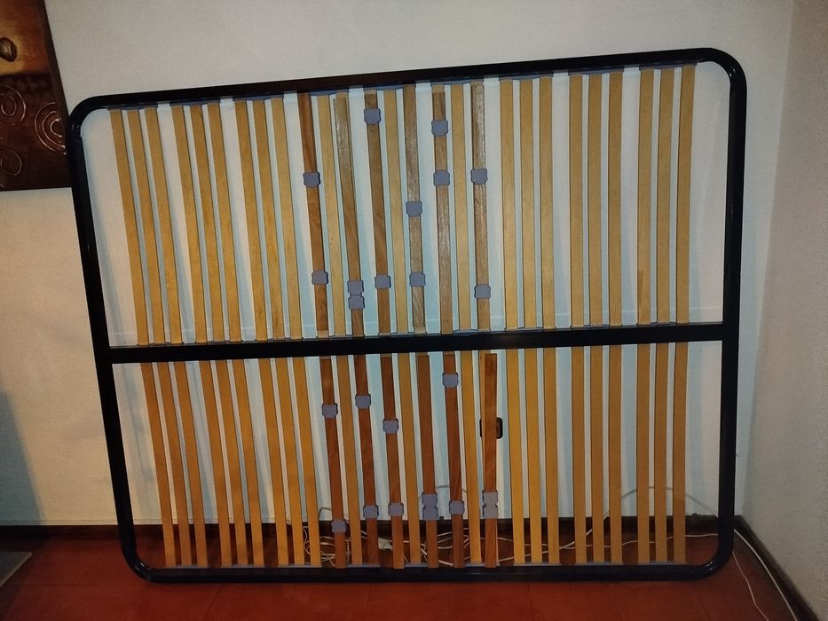 Estrado metálico com ripas em madeira