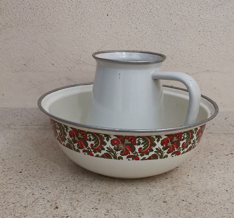 Conjunto de bacia de lavatório e jarro alto, em metal esmaltado (conhecido popularmente por ágata).