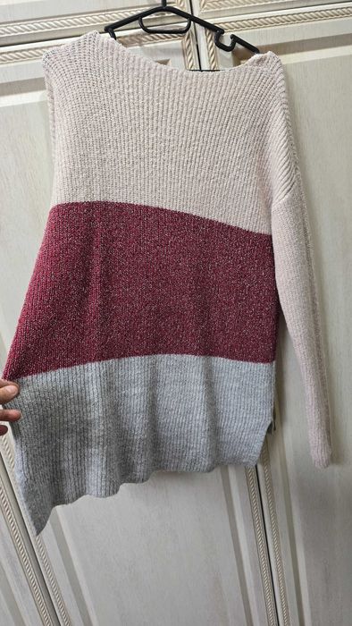 Sweter szaro-brązowo-kremowy że srebrna nitką