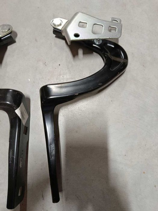 Петля капота ліва \ права Tesla MY