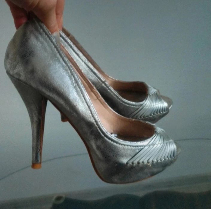 Czółenka na platformie srebrne , sandały z krytą piętą r 37